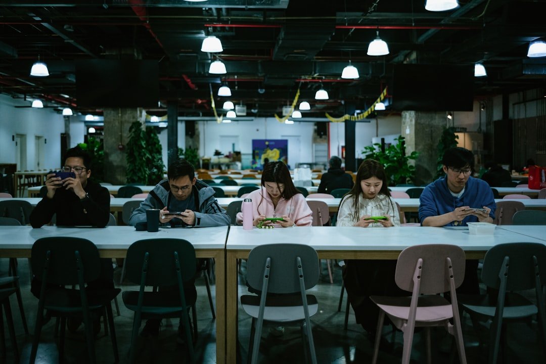 配图